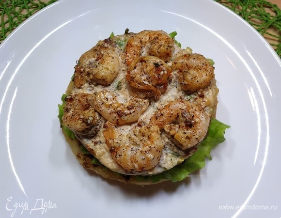 Затем рыбный бургер с креветками.