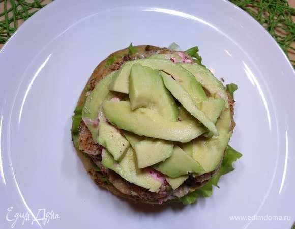 Еще немного соуса и авокадо, сбрызнутое лимонным соком.