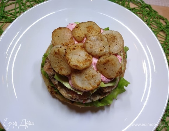 На авокадо выкладываем немного соуса и обжаренные гребешки.