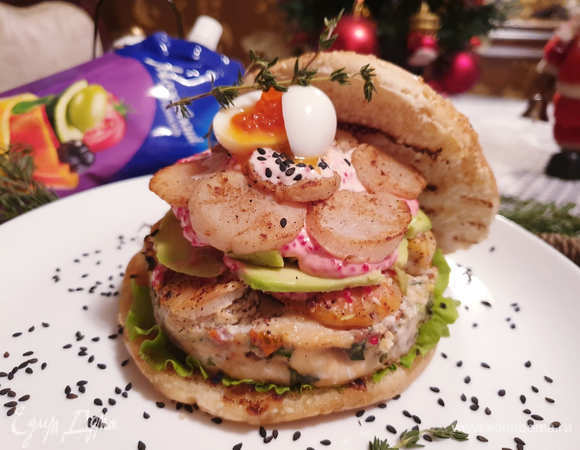 На гребешки выкладываем немного соуса, отваренное перепелиное яйцо и красную икру. Можно посыпать небольшим количеством кунжута.