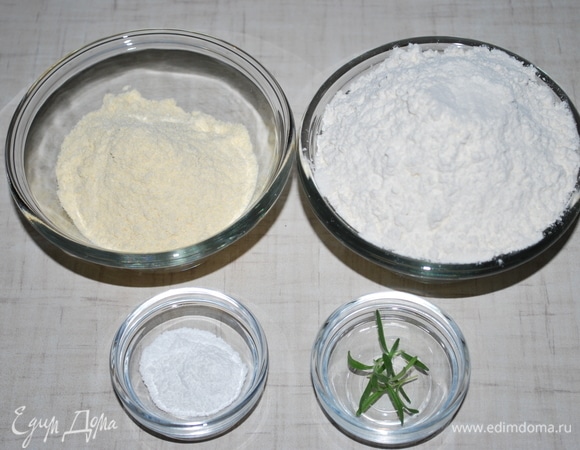 Разрыхлитель смешайте с мукой. Розмарин (только свежий) нарежьте мелко.