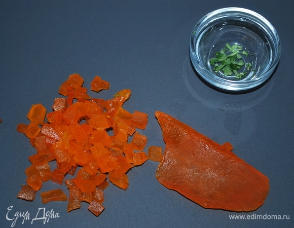 Нарежьте цукаты кубиками, которые вам нравятся (у меня манго).