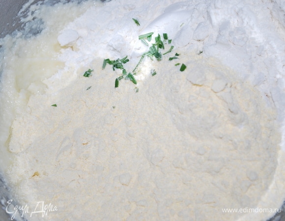 Добавьте в тесто два вида муки, кукурузную и пшеничную с разрыхлителем, соль и нарезанный мелко свежий розмарин. Все хорошо перемешайте.