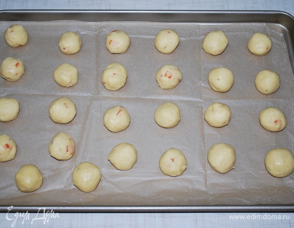 Сформируйте из теста шарики. Выпекайте в разогретой духовке при 170°C примерно 20 минут до готовности.