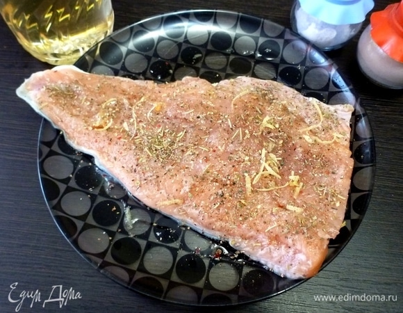 Филе горбуши приправить солью, перцем, прованскими травами. С лимона счистить цедру и выдавить сок. Рыбу посыпать цедрой и сбрызнуть соком лимона. Дать постоять минут 15.