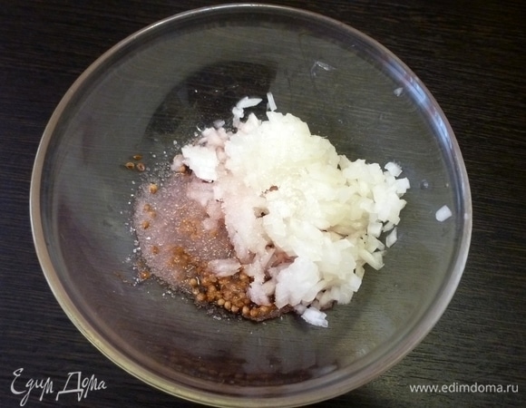 Пока рыба маринуется, приготовить клюквенный соус. Лук мелко нарезать. Смешать с кориандром, сахаром и винным уксусом.