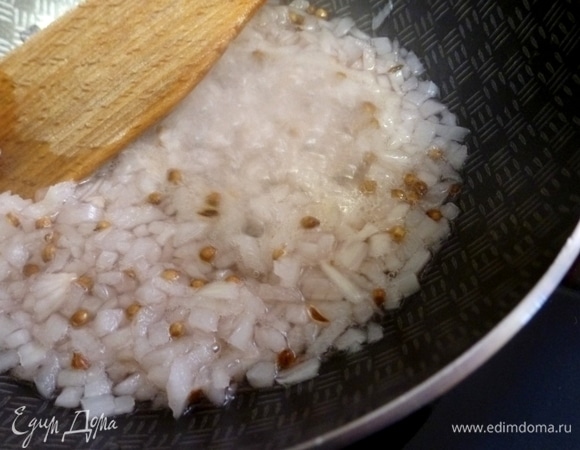 Довести до кипения и прогреть все вместе 3–5 минут. Добавьте 2–3 ложки воды, если будет густо.