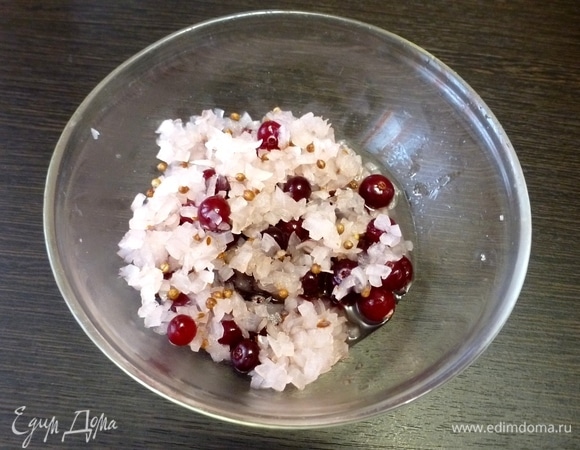 Клюкву промыть и отправить в сковороду, перемешать и готовить 2 минуты, помешивая. Снять с огня и пока отставить в сторону.