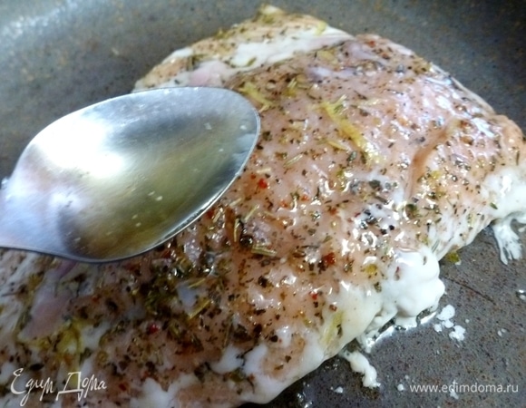 Периодически поливать сверху горячим маслом. Для этого сковороду слегка наклонить, чтобы масло стекло на одну сторону, подчерпнуть ложкой и полить горбушу. Я готовила рыбу минут 10–15.