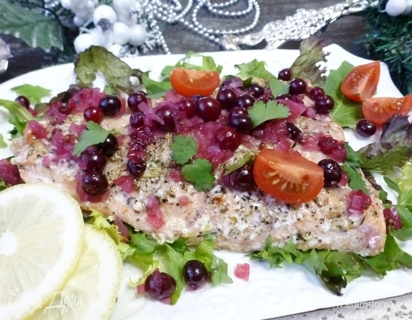 Аккуратно, помогая лопаткой, выложить рыбу на тарелку, сверху рыбы выложить соус из клюквы. Рыбка получается просто чудесной, несмотря на то, что горбуша не самая деликатесная рыба. Приятного аппетита!