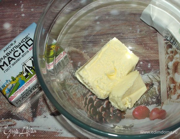 Изюм залить на 10 минут холодной водой. Слить воду, изюм промыть и залить темным ромом на 20 минут или дольше — на ваше усмотрение. Ром можно заменить апельсиновым соком, если печенье планируете приготовить для детей. Все продукты должны быть комнатной температуры. Сливочное масло размягченным.