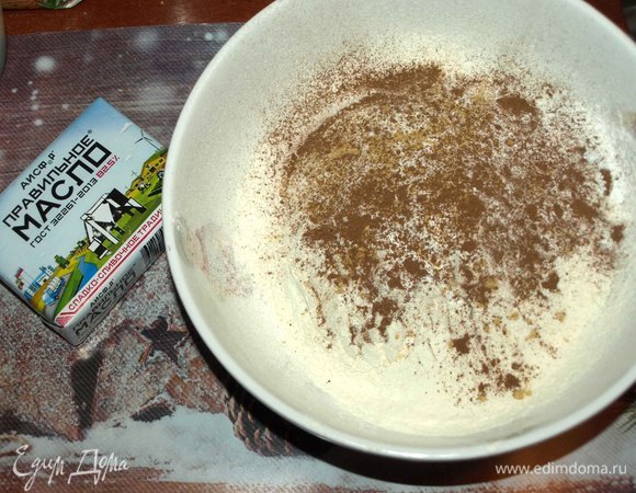 В отдельную миску просеять муку. Добавить корицу, имбирь, соль, ваниль, разрыхлитель.
