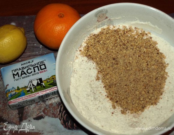 Миндаль предварительно обжарить. Измельчить. Добавить к мучной смеси.