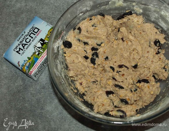 Добавить оставшуюся муку и замесить тесто.