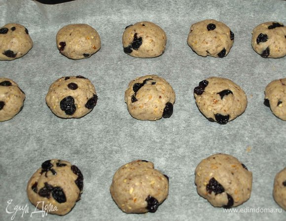 Выкладываем на противень, застеленный пекарской бумагой, или силиконовый коврик. Отправляем в заранее разогретую до 180ºС духовку на 25 минут (зависит от величины печенья). Лучше за печеньем следить, так как духовки у всех разные.