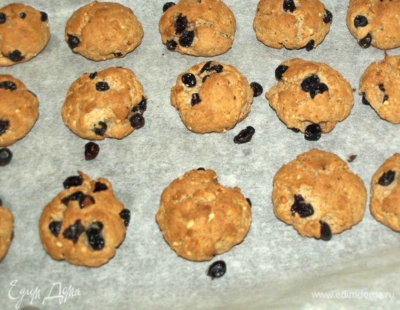 Готовое печенье достаем из духовки.