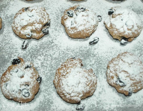 Еще горячим посыпаем его сахарной пудрой. Даем полностью остыть.