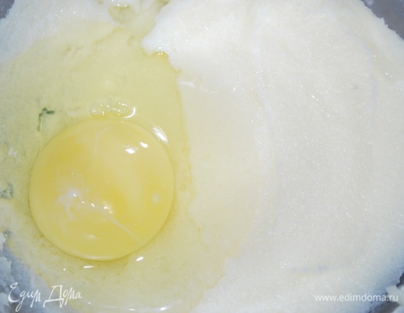 Мягкое масло и сахар взбейте миксером. Добавьте яйцо и сгущенное молоко.