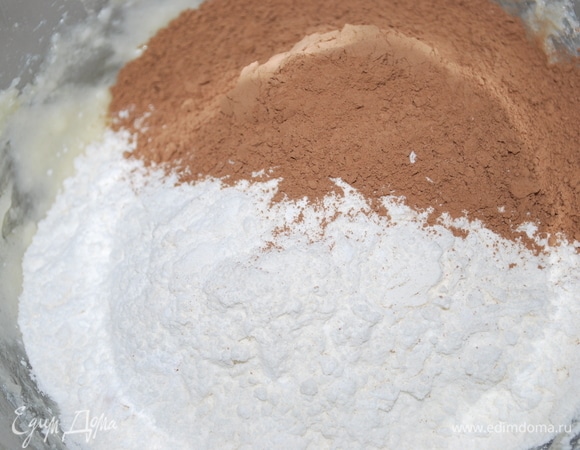 В муку добавьте разрыхлитель, соль, крахмал. Все хорошо перемешайте. Добавьте какао, ванильный сахар (по желанию).