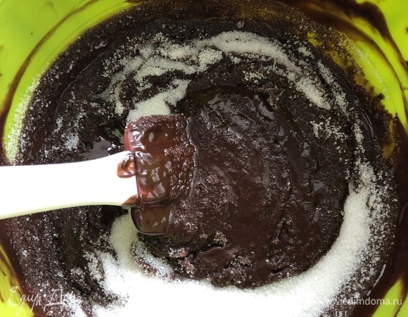 Разогреть духовку до 160°C. Яйца разделить на желтки и белки. Приготовить творожный слой. Для этого смешать в миске творожный сыр, сахар и желток, взбить миксером до однородности. Приготовить шоколадное тесто. Смешать вместе муку, соль, разрыхлитель и соду. В пластиковую миску сложить шоколад (калеты или мелко порубить плитку) и кубики сливочного масла. Растопить на водяной бане или в микроволновке короткими импульсами до получения однородной эмульсии. Добавить в горячую смесь сахар и ванильный сахар, перемешать, не добиваясь полного растворения сахара.