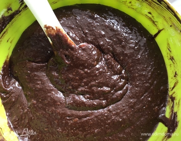 Добавить оставшееся яйцо и белок, перемешать венчиком до объединения. Не взбивать. Просеять мучную смесь, перемешать спатулой до объединения. Долго не мешать.