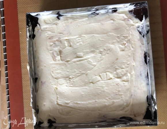 Сверху равномерно выложить весь творожный слой, распределить.
