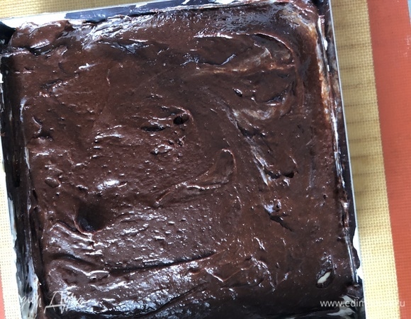 Вылить сверху оставшееся шоколадное тесто, распределить.