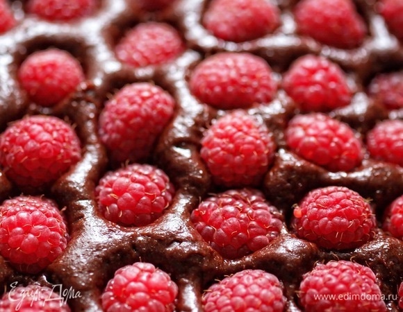 Утопить в тесто ягоды малины.