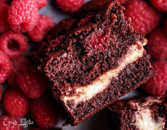 Выпекать в разогретой до 160°C духовке около 60–90 минут. Время может варьироваться в зависимости от толщины брауни и особенностей вашей духовки. Важно брауни не перепечь, потому что тогда получится банальный шоколадный пирог. У готового брауни края запечены, а серединка плотноватая, но не твердая.