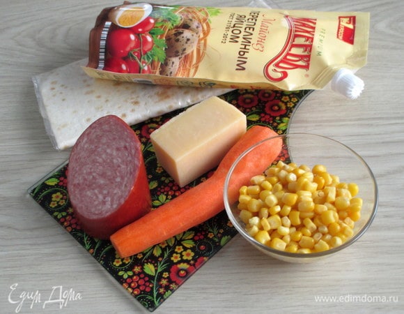 Подготовьте все ингредиенты по списку. Их количество может варьироваться по вашему вкусу или в зависимости от размеров тонкого лаваша, но ориентируйтесь на равное их количество.