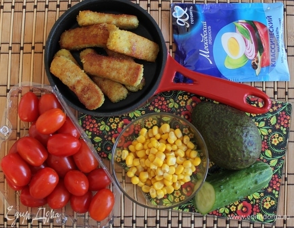 Подготовьте ингредиенты по списку к рецепту, количество указано на одну порцию, но может варьироваться. Наггетсы куриные нужны уже готовые (покупные или самодельные).