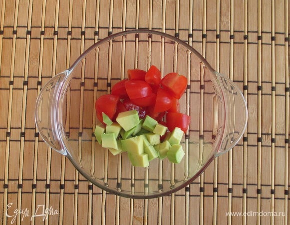 Свежие помидоры черри разрежьте на половинки, а если они у вас удлиненные, то на четыре части. Очищенное авокадо нужно нарезать кубиком.