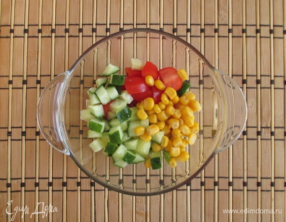 Огурец нарезается аналогично — кубиком. С кукурузы слейте жидкость, зерна отправьте в салатник к остальным овощам.