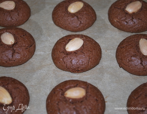 Готовое печенье при желании посыпьте сахарной пудрой.