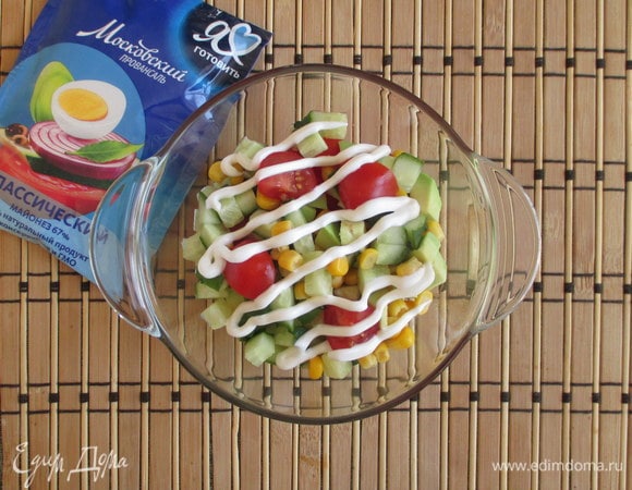 Сверху над овощами сделайте сеточку из майонеза ТМ «Московский провансаль».