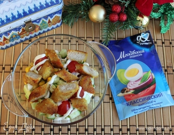 Готовые заранее наггетсы разогрейте на сковороде или в микроволновке. Горячие (или теплые) наггесты нарежьте на 3–4 кусочка и уложите сверху на салат из овощей. Быстрый, очень сытный, но в тоже время легкий и свежий салат готов к подаче!