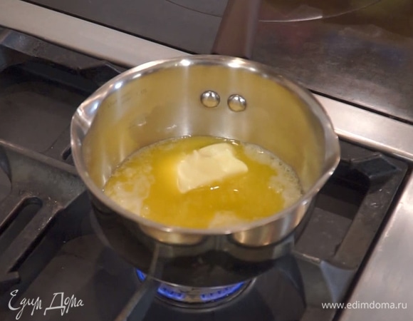 Растопить в сотейнике сливочное масло.<br />
 