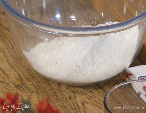 К муке добавить разрыхлитель.