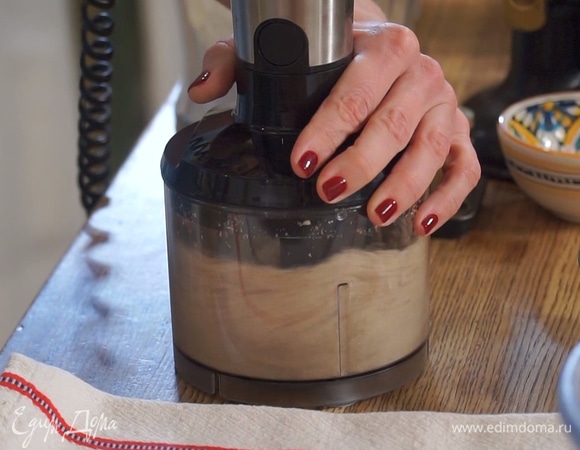 Миндаль предварительно подсушить в духовке, измельчить. Всыпать к муке вместе с какао, сахаром и солью, все перемешать.