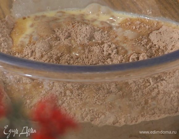 К сухим ингредиентам влить жидкие, быстро вымешать тесто.