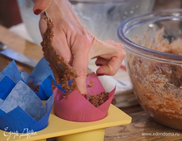 Тесто разложить в формочки для маффинов, заполняя их на 2/3 от объема.