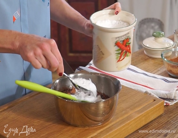 Для крема смешать 50 мл остывшего растопленного сливочного масла, какао и кипяток. Затем добавить сахарную пудру, вымешать однородный крем.