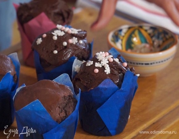 Готовые маффины украсить кремом и кондитерской посыпкой.  