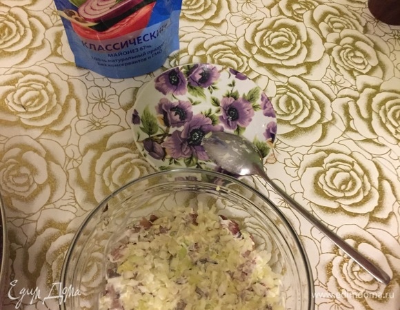 Мелко нарезать репчатый лук, уложить вторым слоем, смазать майонезом.