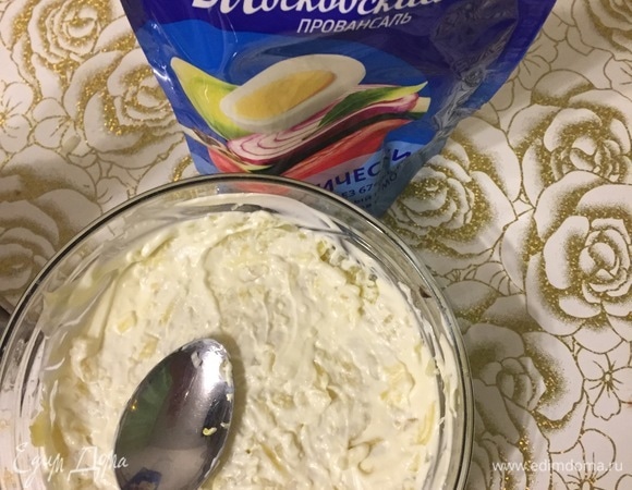 Следующий слой — тертый отварной картофель, смешанный с майонезом.