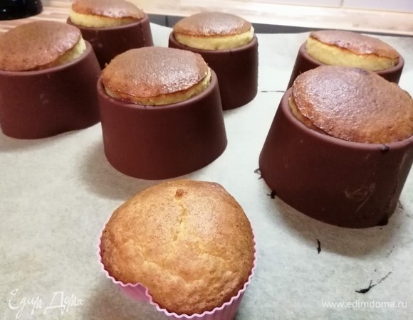 Выпекать 20–25 минут. Дать немного остыть и аккуратно вынуть фонданы из формочек.