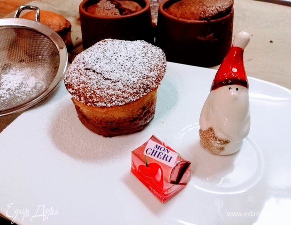 По желанию посыпать сахарной пудрой. Как видно на пошаговых фото, цвет начинки отличается от цвета на главном. Это объясняется тем, что я делала десерт дважды: первый — с яркой смородиной, но без главного фото, а второй — с малиной, перетертой с сахаром. Из-за этого рецепт завис на полгода.