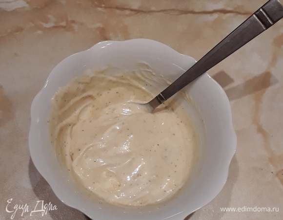 Готовим соус. В миске смешиваем майонез, горчицу, соль и перец черный молотый.