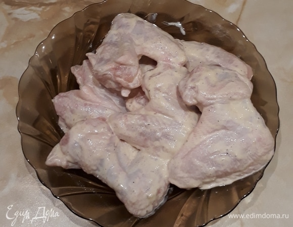 Крылышки натираем полученным соусом и даем пропитаться примерно 15–20 минут.