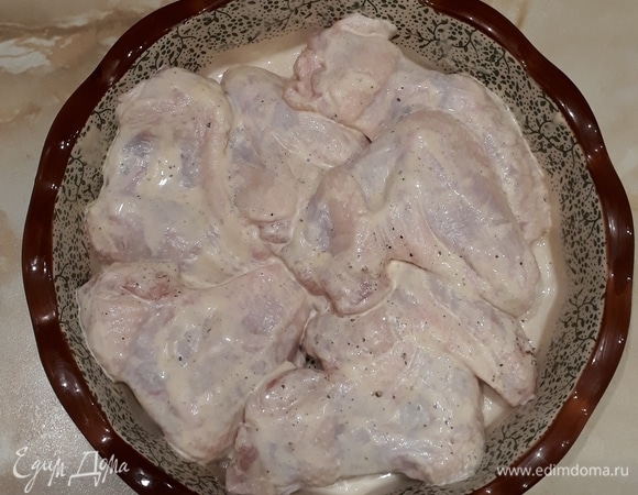 Форму для запекания смазываем растительным маслом и выкладываем крылышки. Ставим в духовку на 180–200°C примерно на 25–30 минут.